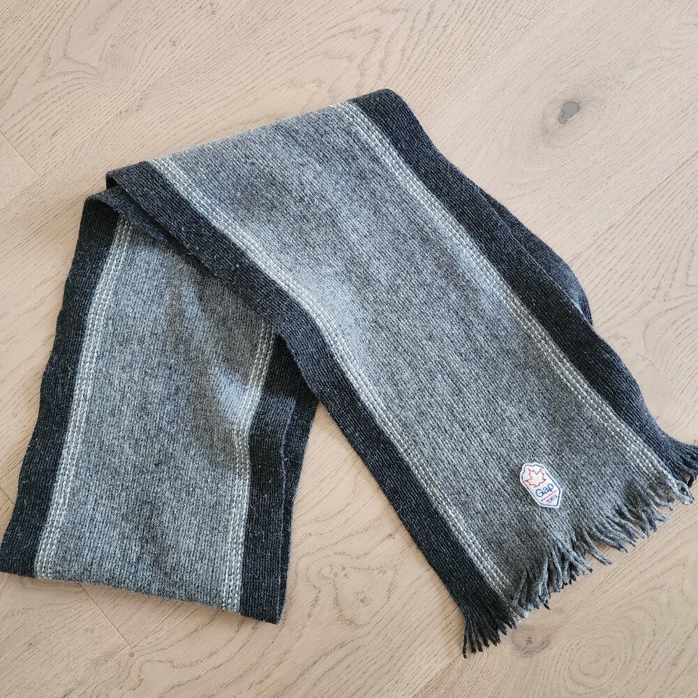 Men's cozy Gap scarf charcoal and grey